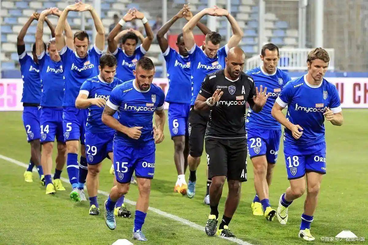 包含赛前欧联传出新动向，费耶诺德回应争议，管理层表态：管理层满意，阵容厚度经受考验的词条