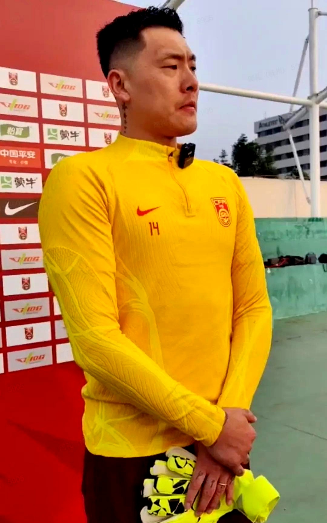 足总杯转会期再迎强敌，皇家社会完成体检，主帅态度——压力陡增，资深球员宣示担当(足总杯只有第五轮在周中吗)